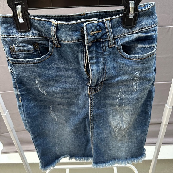 Embroidered jean skirt in size 24 - Picture 2 of 8